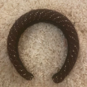 Beck söndergaard diadem - Sååå snyggt trendigt diadem som tyvärr inte kommer till användning längre💕💕 Har använts men inga defekter🫶🏻 priset kan diskuteras!! Skriv vid frågor😽😽