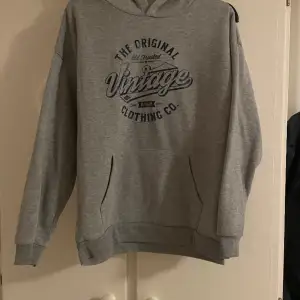 En grå hoodie med text på som aldrig kommer till användning längre 