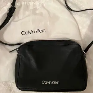 Säljer min Calvin Klein väska då jag inte använder den längre, nästan oanvänd! Justerbart band och ett fack inuti. Köparen står för frakten