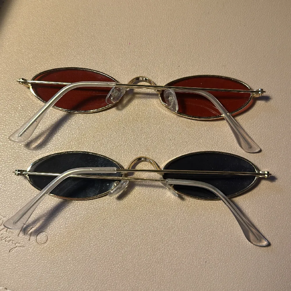 ⭐️Två par glasögon röd och svart ⭐️ Inga defekter och priset är för båda tillsammans 💕. Accessoarer.