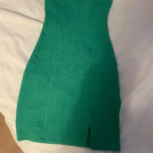 Kort klänning 👗  - fin somrig grön kläning, figursydd 🌴🥝 