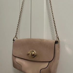 Beige crossbody väska &Other stories - Crossbody väska i skinn/mocka och superfina guld/mässing detaljer! 💛Säljer pga kommer ej till användning 
