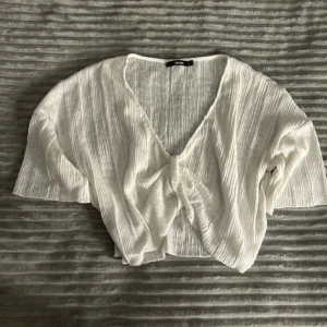 Croppad Topp - Från Bikbok. Mkt fint skick!