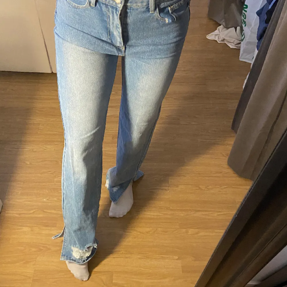 Jeans med prislapp, från prettylittlething. Storlek 10, vilket motsvarar typ storlek 38/m😇. Jeans & Byxor.