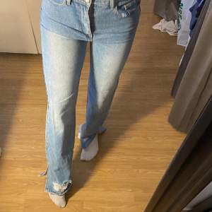 Jeans med prislapp, från prettylittlething. Storlek 10, vilket motsvarar typ storlek 38/m😇