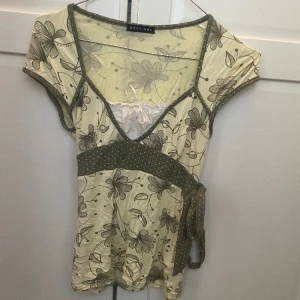 Söt topp - Supersöt blommig topp med knytband, mjukt fint material💛Lite djupare ringning. Strl S men passar nog också XS och M då den är stretchig💐Skriv vid funderingar och kolla in mina andra annonser!