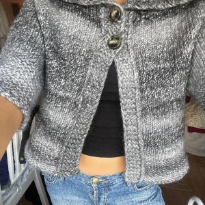 Kofta! - Jättesnygg! Trekvartsärmad, tre knappar. 