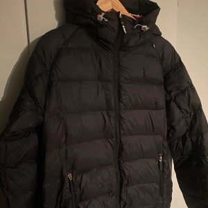 Vinterjacka Mckinley  - Vinterjacka från Mckinley i storlek 40. Detaljer på armen och dragkedjan. Jackan har en lagning av ett litet hål, se bild! I övrigt mycket gott skick! 