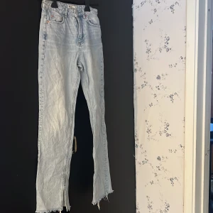 Gina tricot slit jeans - Hej🌸  Tyvärr måste jag sälja mina jeans från Gina tricot då det är alldeles för små. Strl 34, byxorna är i jätte fina skick men det finns en fläck på dem. Men fläcken ska gå att få bort vilket jag gör innnan jag skickar byxorna. Står ej för frakt.