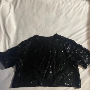 Paljetttröja - Paljett tröja köpt för Nyår av min mamma, har inte använts på flera år och användes bara 1-2 gånger och är därav I bra skick