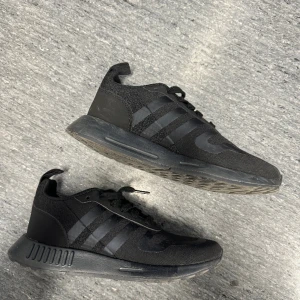 Adidas Sneakers - Knappt använda sneakers pga för små! Pris kan diskuteras💖