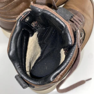 Björn Borg skor - Säljer dessa bruna Björn Borg skor som är perfekt skick 10/10 helt oanvända och perfekta till vintern🙌🏽😍Lägger upp denna annons nu när jag faktiskt inte har skorna i handen men jag tror storleken är 41/42 så det är bara att kontakta mig om ni har frågor. 