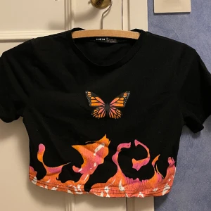 Svart croptop med fjärilar - Bekväm croptop Använd och därför lite sliten i färgen men inte något som direkt syns.