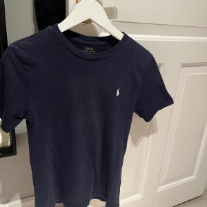 Ralph lauren t-shirt - Säljer nu min Ralph lauren tischa, skulle säga att den sitter som en slim xs. Skick 9/10, nypris 650.