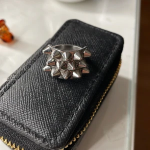 Peak ring edblad - Säljer min peak ring från Edblad. Säljer då jag inte pr silver längre och den har blivit för liten. Använts fåtal gånger men ser helt ny ut🙌