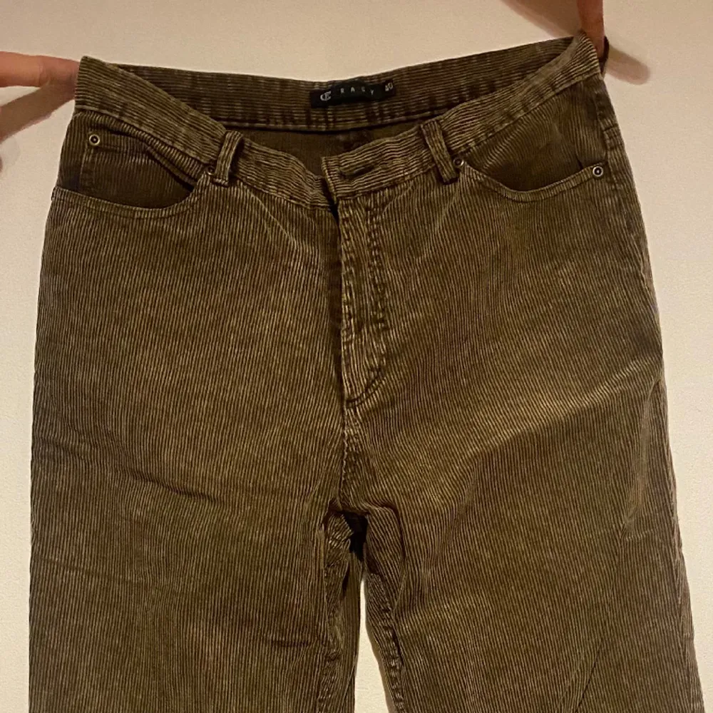 Säljer dessa otroligt fina Manchester bootcut byxorna. De är otroliga i färgen och i jättefin kvalité!!! Köpta för 400 kr, säljer för hälften!! Storlek 40 men jag skulle säga att dessa är XS-S. Färgen är brun/mörk grön. Så så snygga💕. Jeans & Byxor.