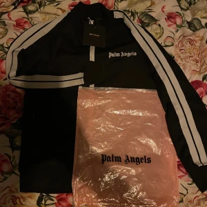Palm angels hoddie  - Tja säljer en Palm angels köpt på farfetch.com den köptes på rea runt 2200kr.