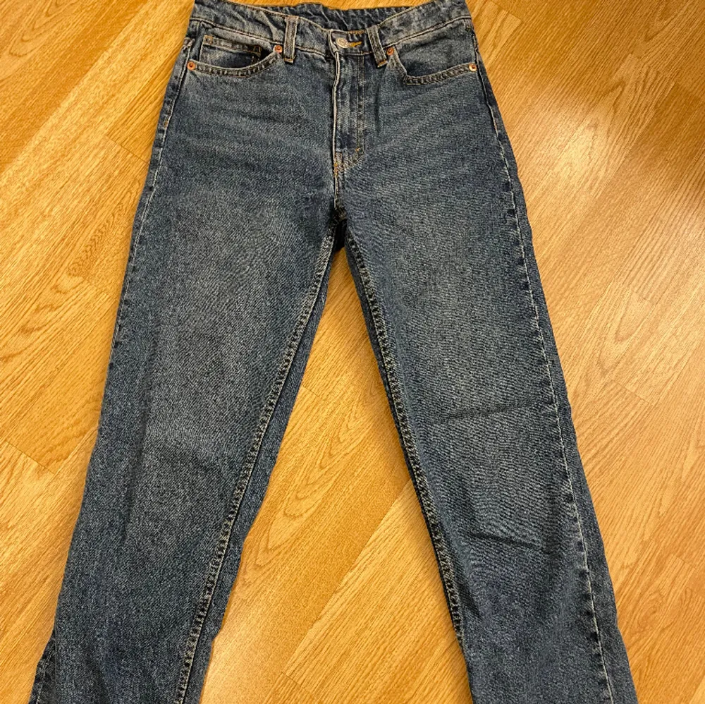 Blåa jeans från monki i nyskick. De är i modellen midwaist straight, skulle uppskatta storleken 24 till Xs. skriv för fler bilder🥰. Jeans & Byxor.