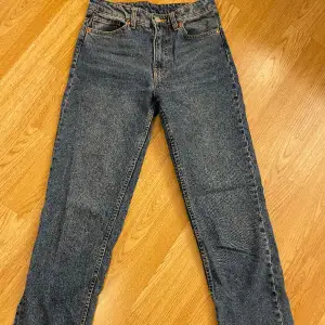 Blåa jeans från monki i nyskick. De är i modellen midwaist straight, skulle uppskatta storleken 24 till Xs. skriv för fler bilder🥰