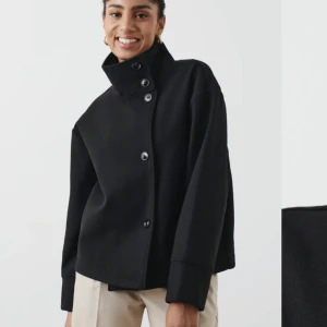 Gina kappa - Säljer min kappa från Gina i en kortare modell . Den är använd men i bra skick (kan skicka egen bild). Extra knappar finns att få med☺️ nypris:599 (kontakta mig innan köp då jag inte kan posta förens 6 januari) 