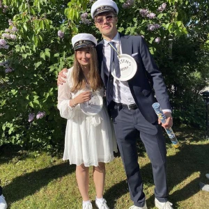 Jättefin fest/ student klänning  - Klänning som bara använts under en dag, noggrant tvättad efter och har inga defekter. Jättefin. Klänningen sitter som en M men är i 41 eller 42 ish! Köpt för 1200 kr. 