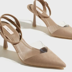 Beiga klackar - Super eleganta klackar, bekväma att gå i. Pris kanske kan diskuteras, beroende på hur snabbt köpet går