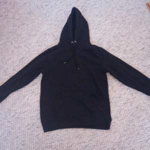 En svart hoodie med fickor. Det står att storleken är small men är lite baggy. Nästan oanvänd och är i gått skick.