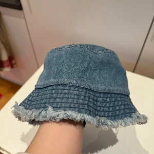 Jeans BucketHat - Använts 1-2 gånger. Inga skavanker!  Väldigt bekväm och fashionabel 🌸🫶🏻 Storlek: One size