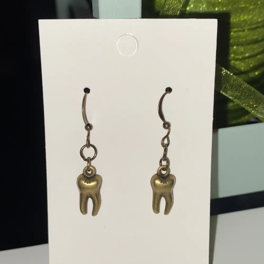 Bronsfärgade örhängen med tänder🦷✨nickelfria krokar🧡2 för 85:- på bronsfärgade örhängen med nyckelpiga, äpple, tänder, slända & hjort 🐞🍎🦷🪲🦌. Accessoarer.