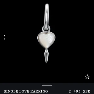 Single love earring Maria Nilsdotter  - Säljer mitt single love earring från Maria Nilsdotter. Kvitto finns. Bra skick, säljer för att jag numera använder guld. Kan mötas upp på Östermalm eller posta.💗