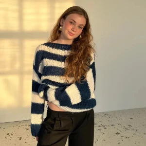 Design by si Anna Olympia knir sweatshirt - Helt oanvänd, egna bilder går att fixa. super mysig men kommer inte till användning.