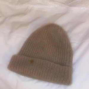Fluffig mössa - Superfin begie fluffig mössa från Carin Wester i en sammansättning av 40% polyamid, 30% mohair & 30% ull❤️ I princip i nyskick, använd 2 gånger. Skriv vid funderingar och kolla in mina andra annonser🎀