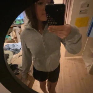 Juicy tröja - Säljer min gråa juicy tröja eftersom den inte kommer till användning! Skriv om ni har fler frågor eller vill ha bilder på tröjan!🫶🏼