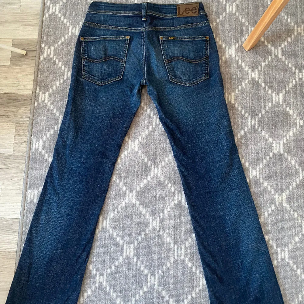 Lågmidjade lee jeans strl xs-s! Super fint skick och inga defekter. Om ni undrar om mått mm skriv till mig🫶🏻🫶🏻. Jeans & Byxor.