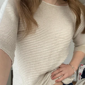 Fin tröja - Superfin tröja! Lite glittrig, syns i bild två. Oanvänd! 💙50kr rabatt vid köp av två plagg!