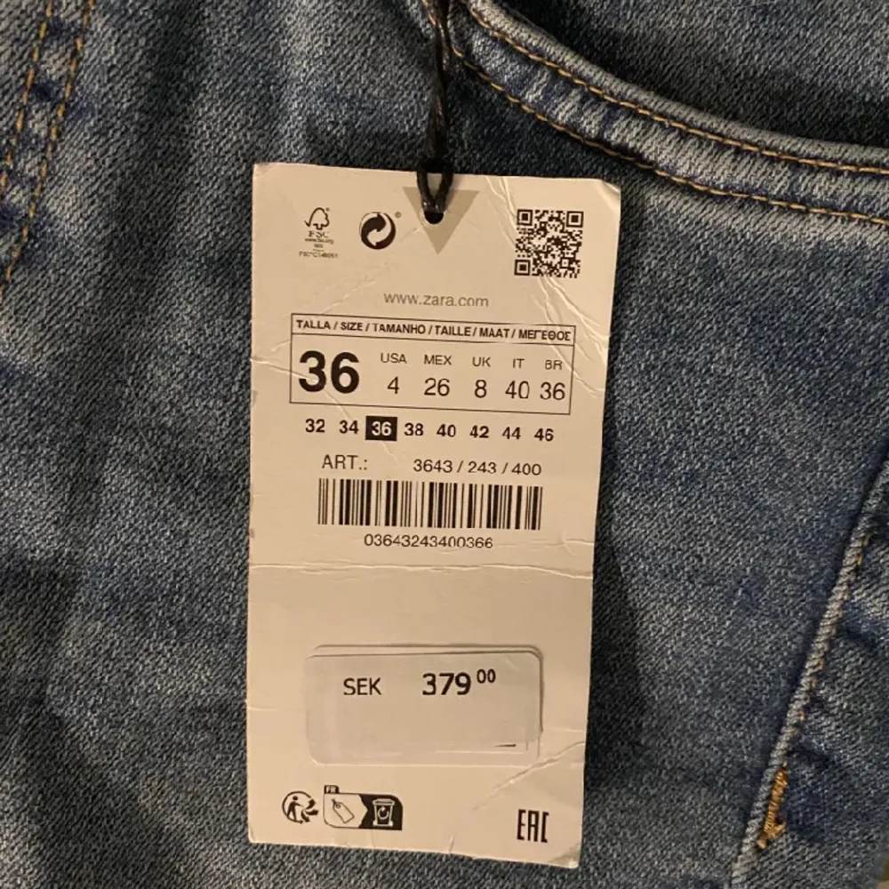 Helt nya flare jeans från Zara i storlek 36. I en jättefin tvättad blå färg, som också är helt slutsåld hos Zara. För bilder på rekommenderar jag att söka upp referensnumret som finns på prislappen i sista bilden, eller så kan du fråga mig! Medelhög midja. Jeans & Byxor.