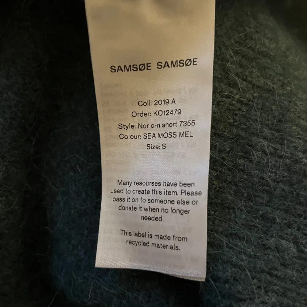 Säljer denna jätte fina tröja från samsoe & samsoe i modellen nor o-n short 7355 och är i färgen sea moss mel. Nypris 1400kr storlek S❤️pris kan alltid diskuteras . Tröjor & Koftor.