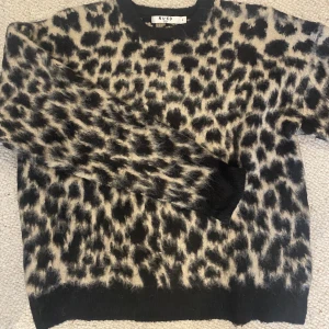 Stickad tröja - Säljer denna jätte fina o sköna stickade tröja från NA-KD!! Den är i väldigt fint skick då den knappast har använts🤩🤩 (Storlek S)