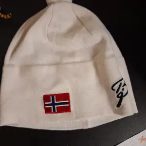 Mössa med Norges flagga. Storlek s