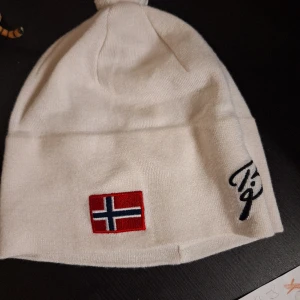 MÖSSA,  - Mössa med Norges flagga. Storlek s