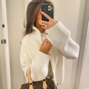 Vit stickad kofta  - Jätte fin mysig vit stickad kofta 