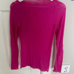 En jättefin rosa Intimissmi tröja som är nästintill oanvänd. Därför i nyskick. Nypris 450kr.