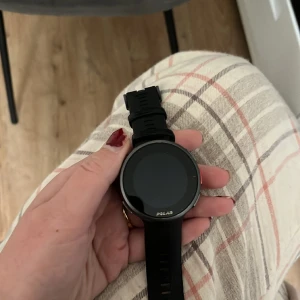 Polar vantage v2 smartwatch  - Lite använd, cool digital klocka funkar bra till alla smartphones men extra bra med samsung. Nypris ca 6000 kr