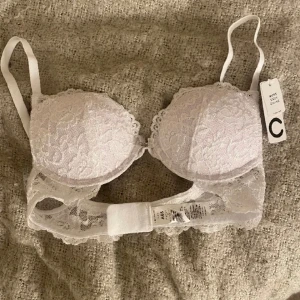 Spetsbh  - Oanvänd spetsbh från cubus, beställde fel storlek och glömde returnera i tid… Orginalpris 249kr!