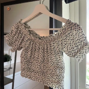 Prickig topp - Prickig Tröja från gina tricot. Säljer då den inte kommer till användning, jättefint skick 