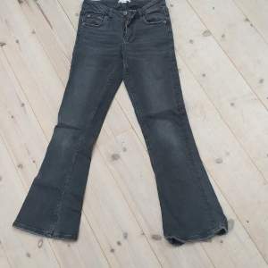 Ett par gråa Gina jeans bootcut/flare 
