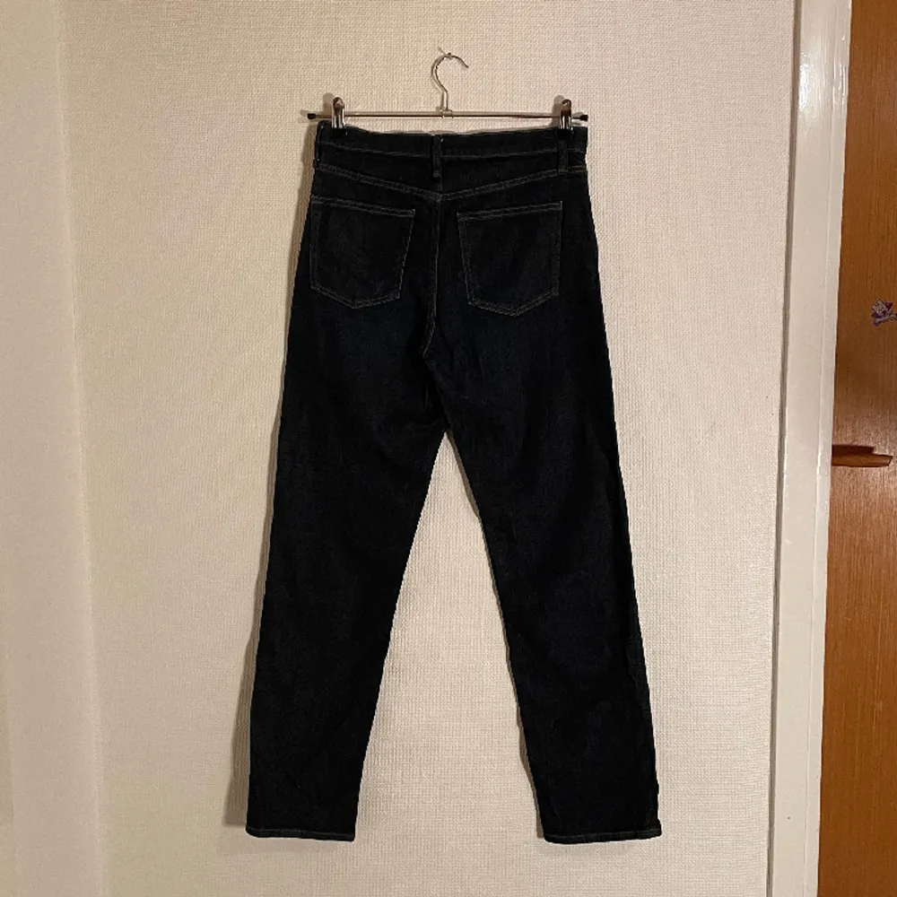 Uniqlo jeans med slim fit, straight style och dom är högmidjade.. Jeans & Byxor.
