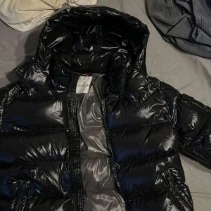 Moncler Maya - Säljer denna moncler maya, aldrig använd och topp kvalit. Det med följer Moncler påsen som man får den i. Hör av er för min info och flera bilder Pris kan diskuteras vid snabb affär MVH Melvin