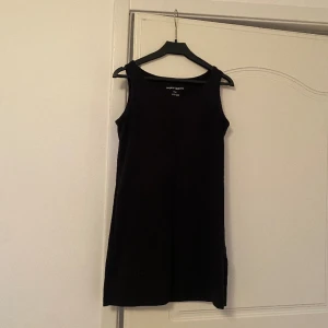 Svart linne från KappAhl - Fint enkelt svart linne från KappAhl i fint skick😚