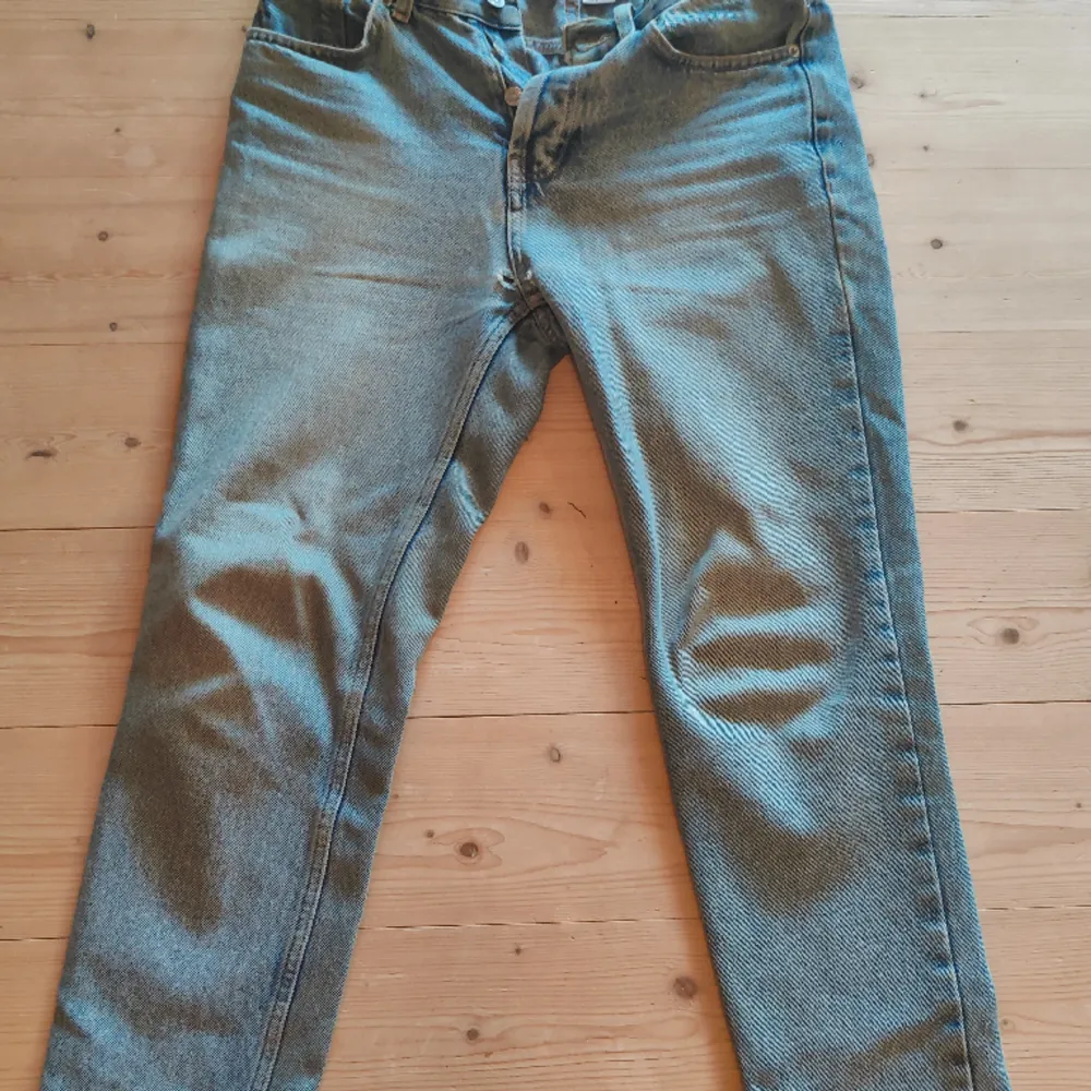 Urban outfitters/ BDG-dad jeans i gott skick men har två små hål i skrevet, kan skicka fler bilder om så önskas . Jeans & Byxor.